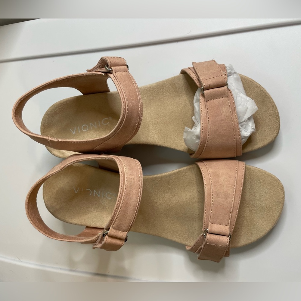 Vionic Adelaide sandal, size 7 wide
